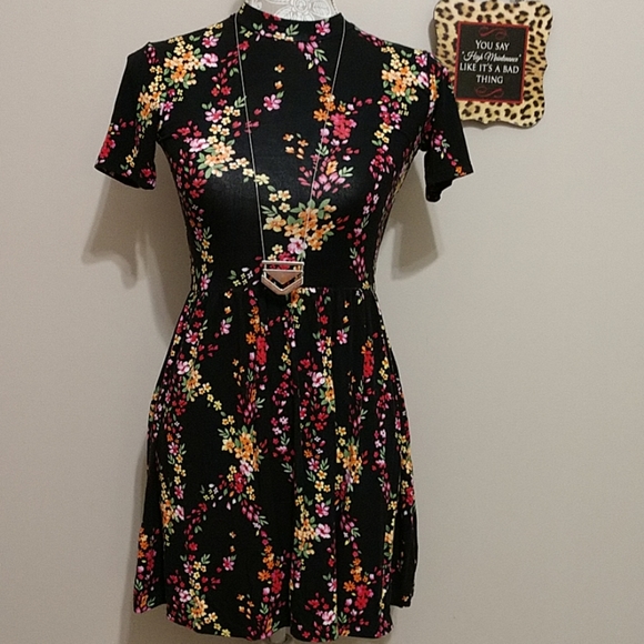 Forever 21 Dresses & Skirts - Forever 21 open back 👗 dress. Size S